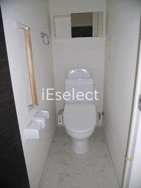 トイレ　ウォシュレット完備、上部鏡付き収納