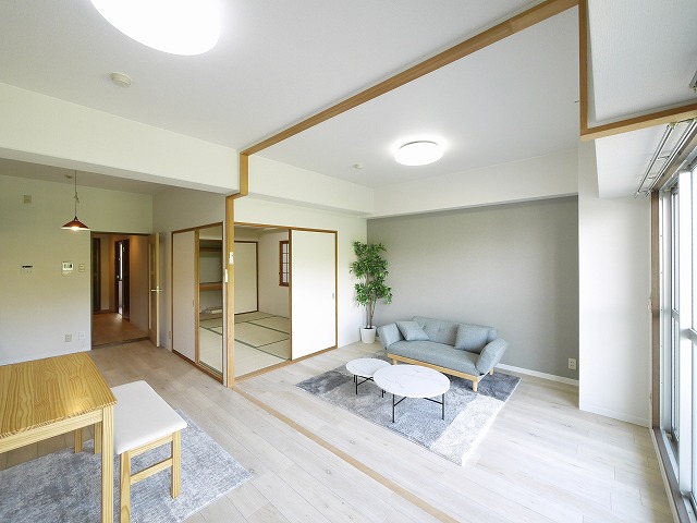 ノバ学園前III番館の居間写真