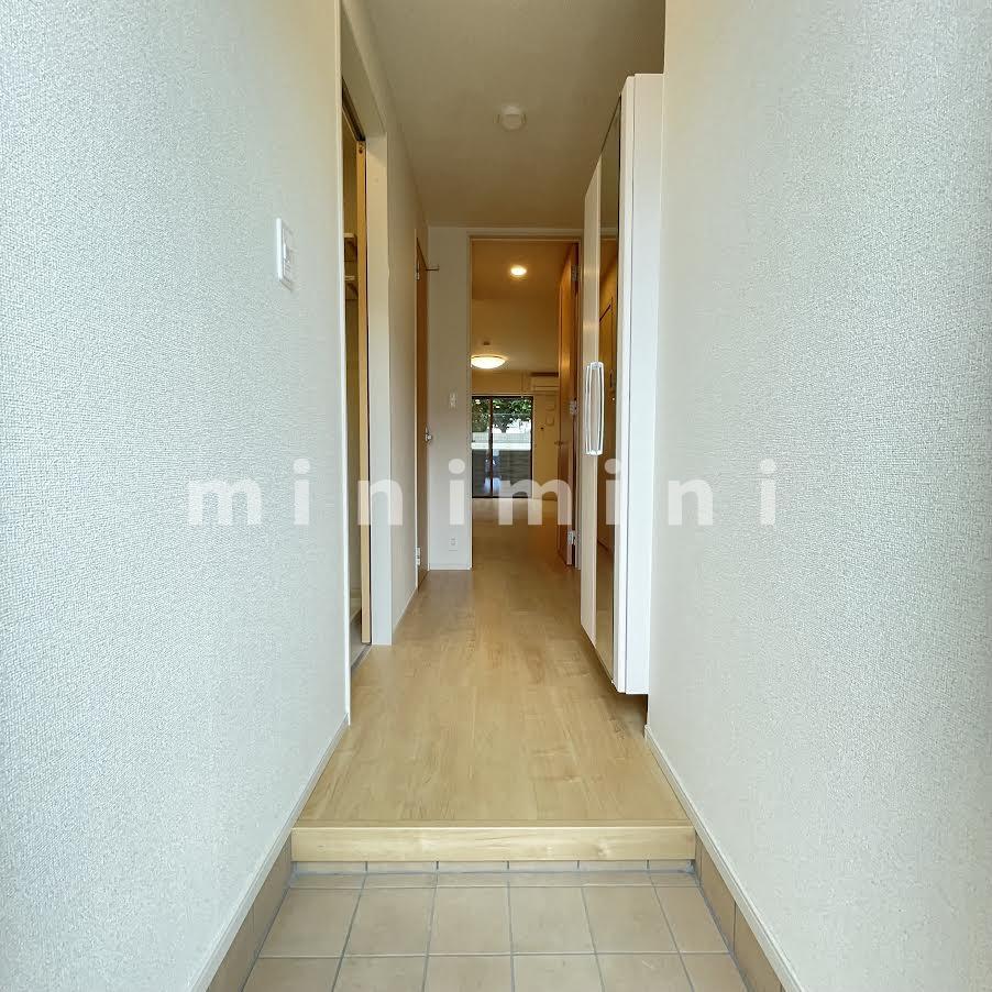 玄関　※写真は別号室のものですので現状優先とさせていただきます