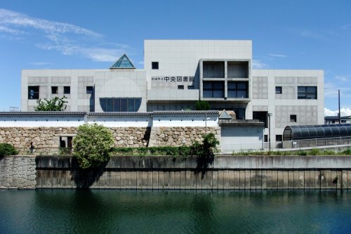 図書館　尼崎市立中央図書館（図書館）まで705m