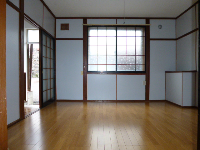 居室・リビング　洋室の奥には小物を置けるカウンターがありますね！