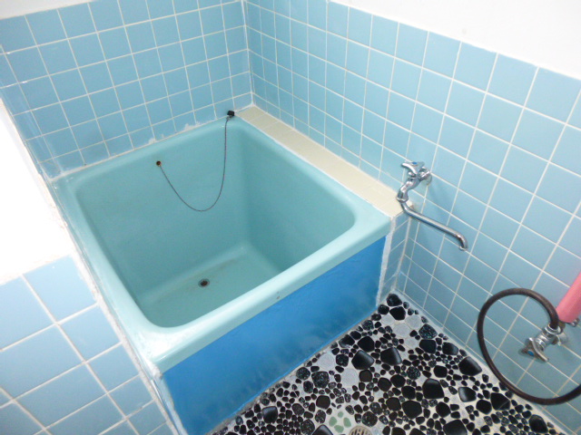 バス・シャワールーム　青い浴槽に黒いタイルの浴室です。