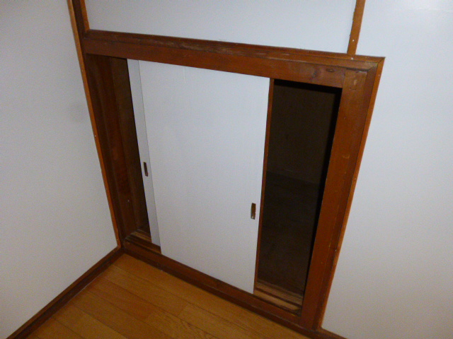 収納　階段下にスペースがあり収納になってます。