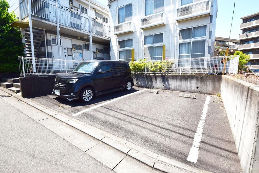 【横浜市旭区本宿町のアパートの駐車場】