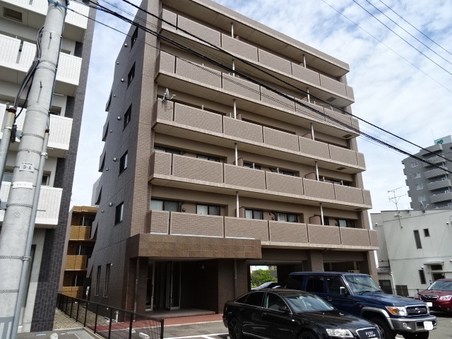 新潟市中央区美咲町のマンションの建物外観