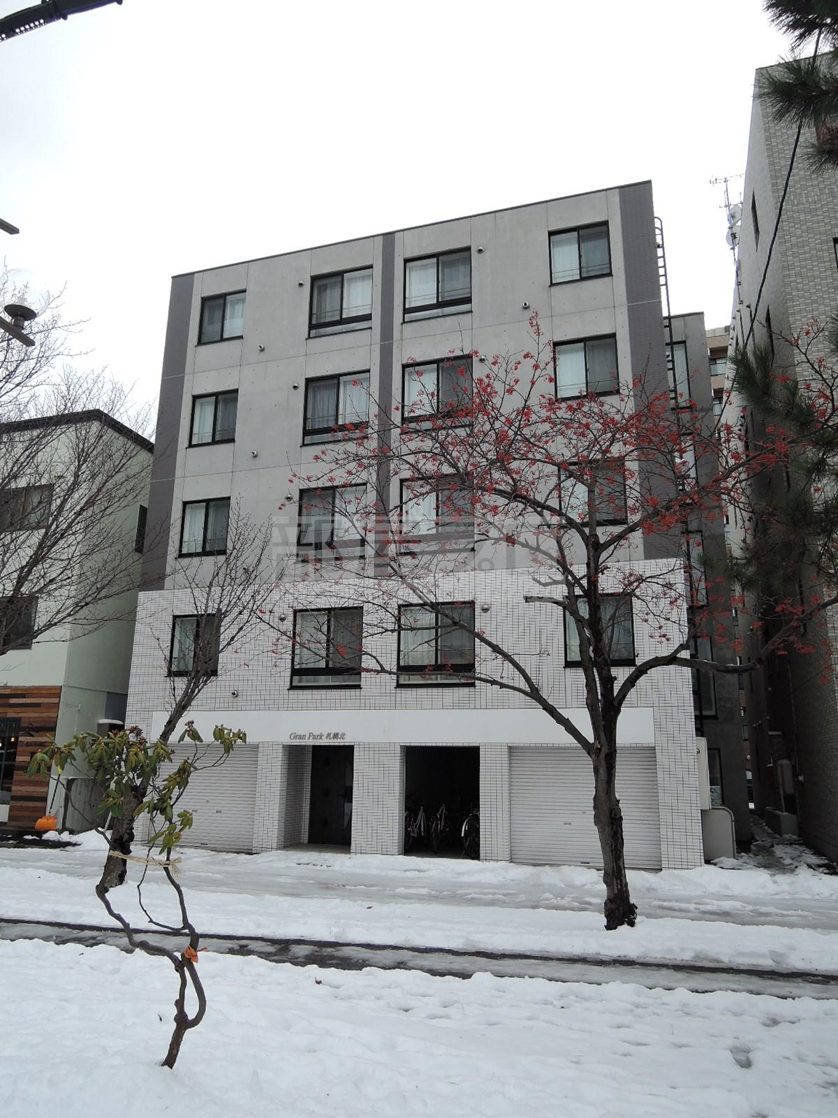 札幌市北区北二十六条西のマンションの建物外観