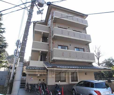 京都市東山区今熊野阿弥陀ケ峯町のマンションの建物外観