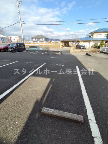 【グラディオ諏訪の駐車場】