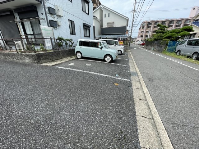 【グリーンヒルズB棟の駐車場】