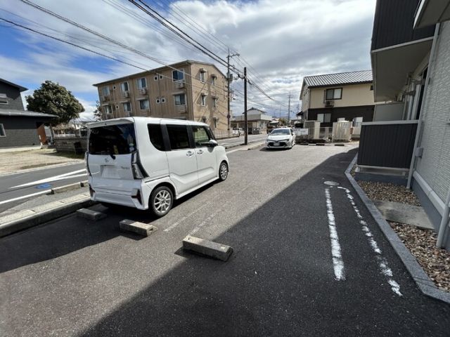 【シェルシェの駐車場】