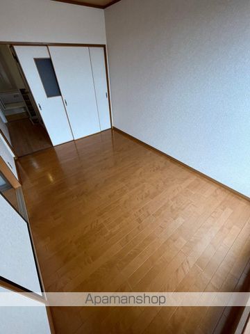榮アパートの居間写真