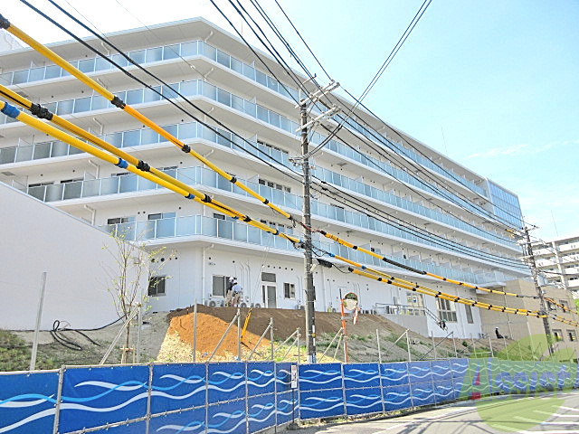 【吹田市津雲台のマンションのエントランス】