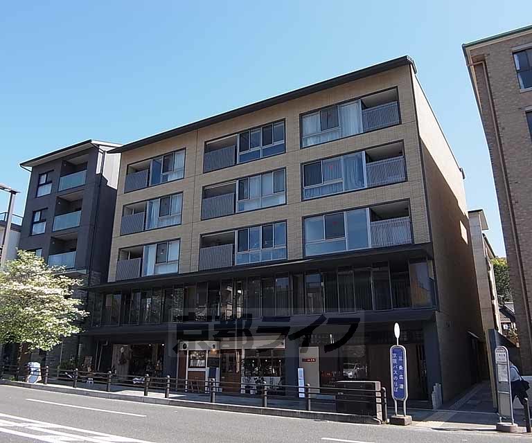 京都市東山区中之町のマンションの建物外観