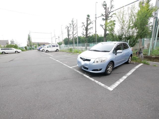 【川崎市宮前区平のマンションの駐車場】