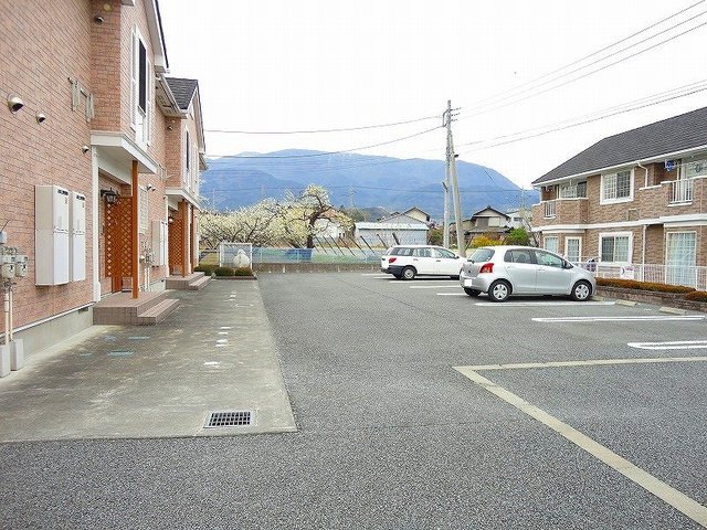 【南アルプス市下宮地のアパートの駐車場】