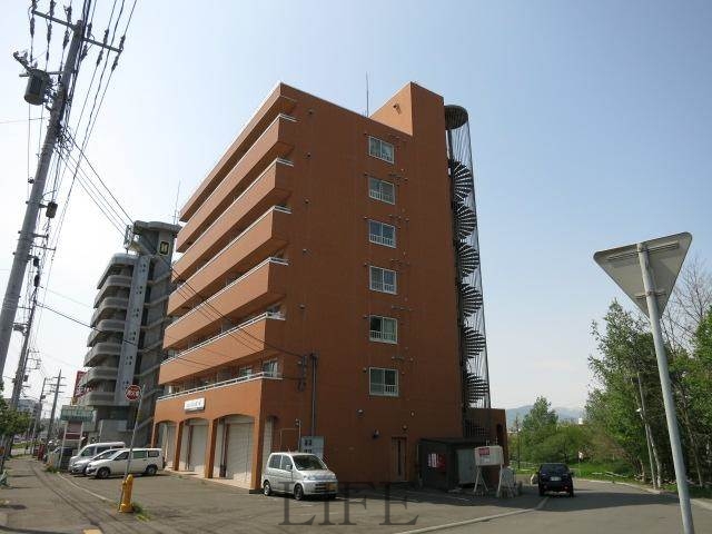 札幌市白石区北郷四条のマンションの建物外観