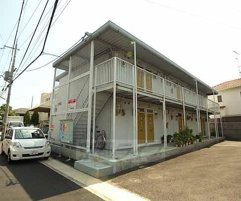 京都市西京区下津林芝ノ宮町のアパートの建物外観