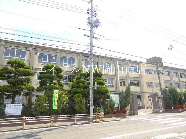 【岡山市北区厚生町のマンションの小学校】