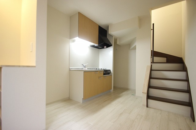 居室・リビング　同物件別室