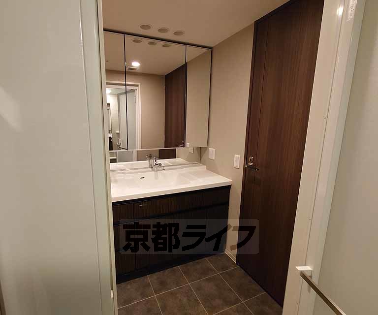 洗面設備　大きい鏡と広いスペースを確保しています。