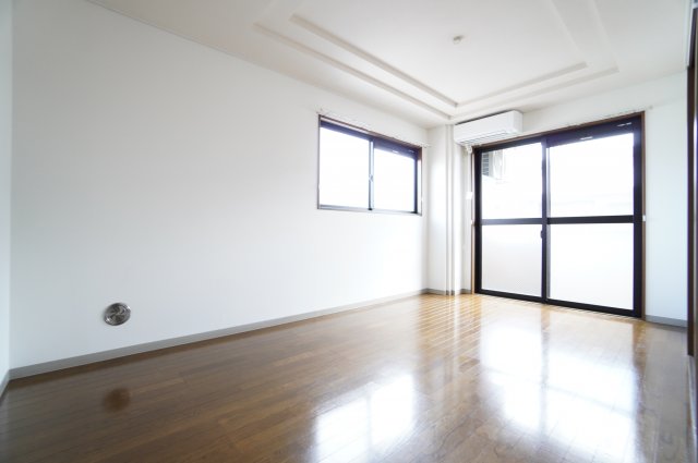 居室・リビング　※同物件・反転タイプの写真です。