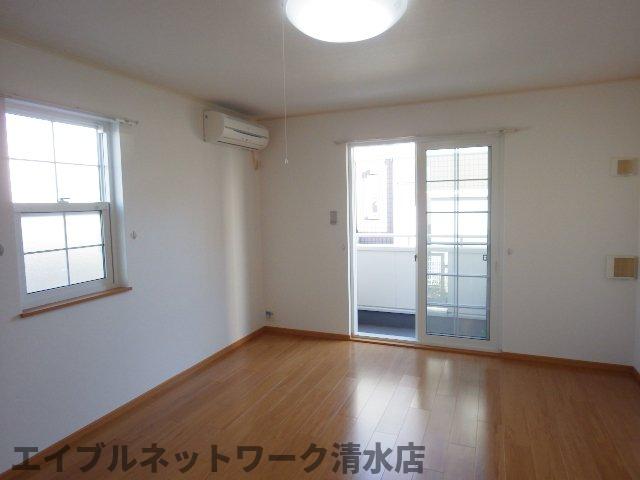 居室・リビング　こちらの居間で趣味の時間をお楽しみください