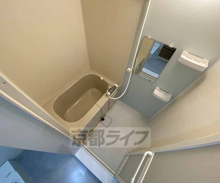 バス・シャワールーム　鏡の付いた便利なお風呂