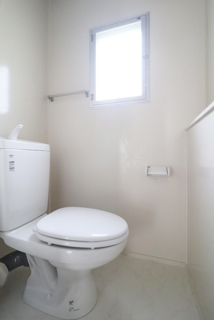 トイレ　換気ができる小窓付きのトイレ