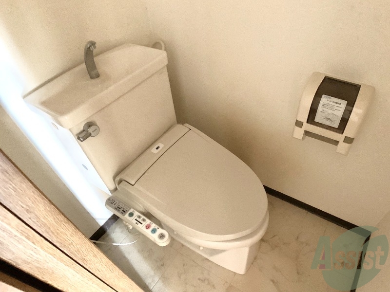 トイレ　温水洗浄機能付で清潔に使用することが出来ますね。