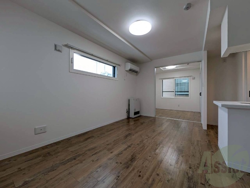 居室・リビング　木目のフローリングは落ち着きのある印象のお部屋になりますね。