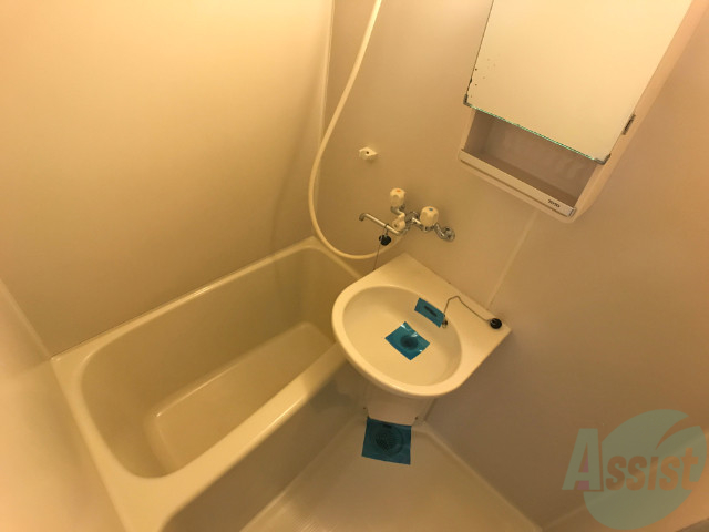 バス・シャワールーム　バスルームは狭すぎず、シャワーも浴びやすそうです。