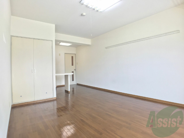 その他部屋・スペース　別の角度から洋室を撮影しました。日射しがあり明るい印象。