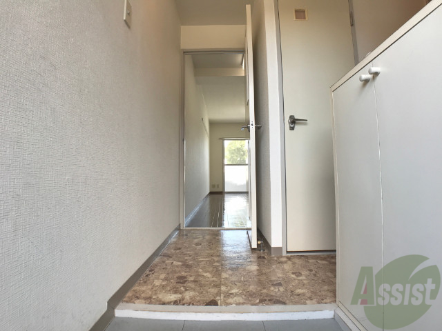 玄関　玄関の様子です。広い洋室にすぐ繋がっています。