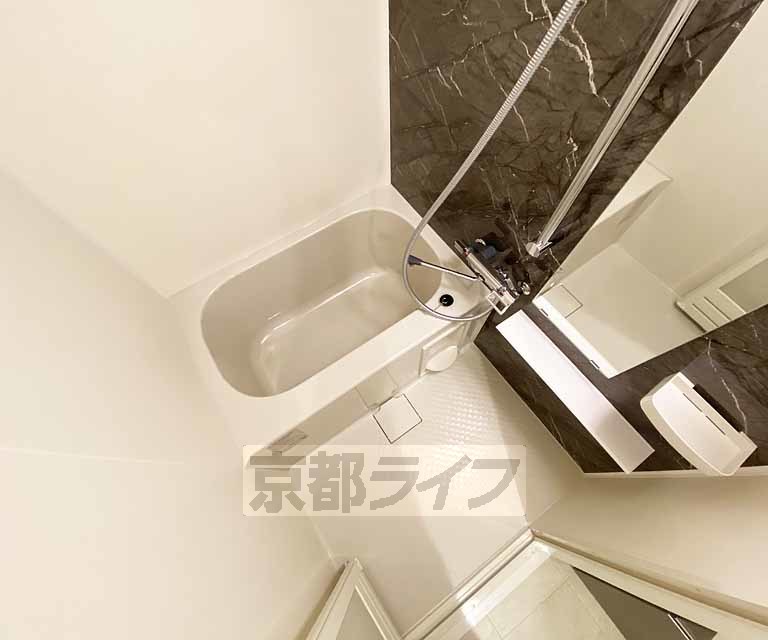 バス・シャワールーム　鏡のある便利なお風呂