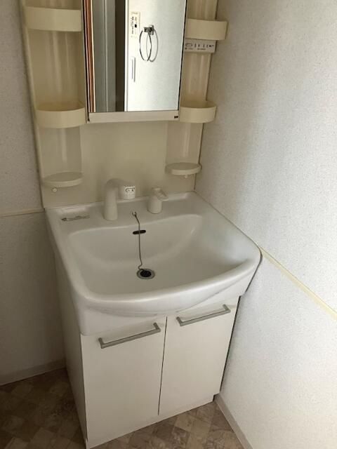 洗面設備　明るい洗面所です