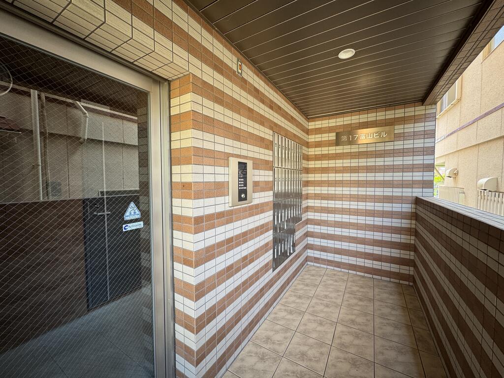 エントランス　エレベーター、オートロック、防犯カメラ完備。