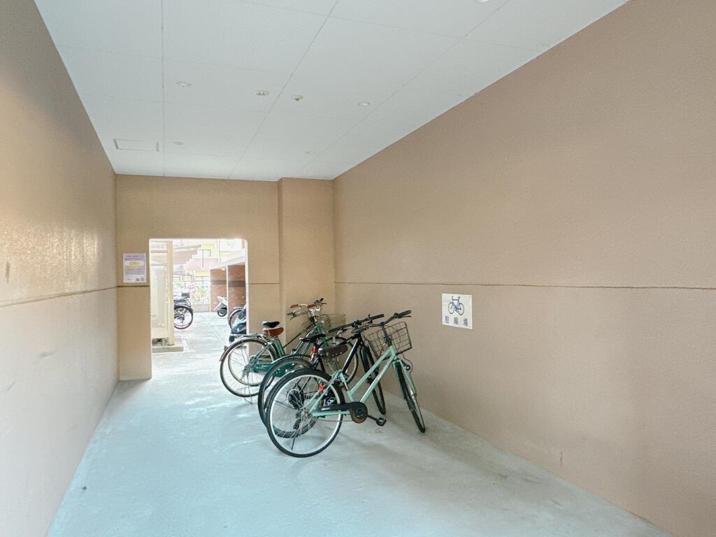 その他共有部分　駐輪場は屋根付きでスペース広々！大型バイクも駐車無料です