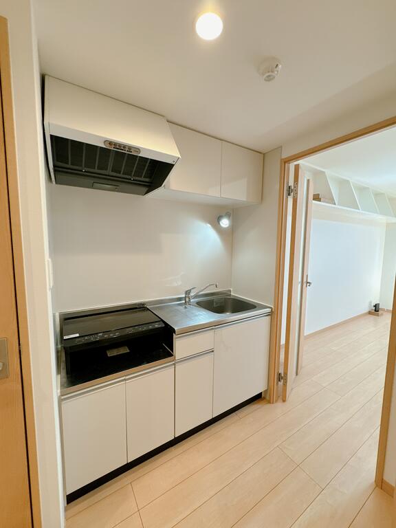 キッチン　キッチンは2口IHコンロ完備。コンロ下は収納スペース有