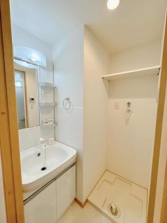 洗面設備　洗面所にはシャワー付独立洗面台あり。