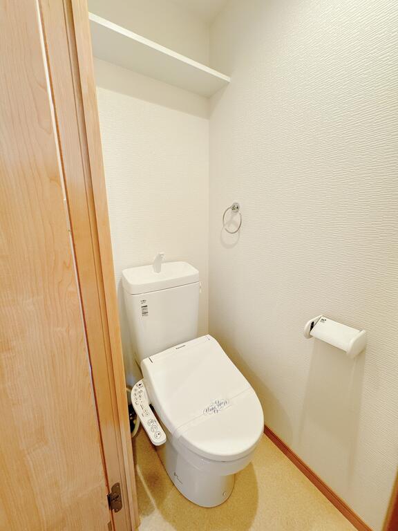 トイレ　トイレは温水洗浄便座を設置。収納棚も付いています。