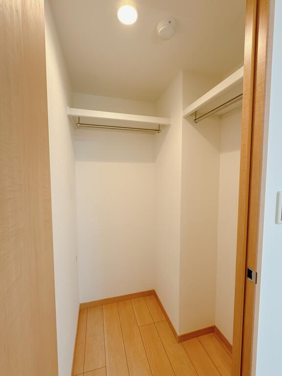 収納　ウォークインクローゼットや吊り棚を設置。収納スペース豊富！