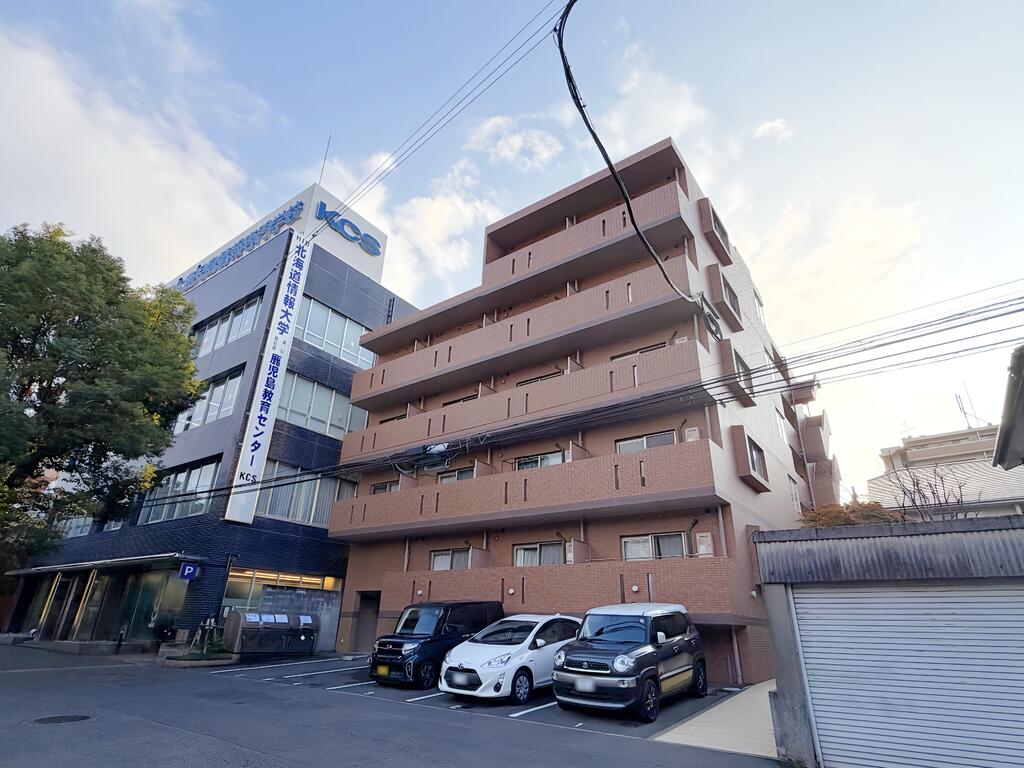 建物外観　KCS隣。鹿児島大学の目の前！電停沿いで交通アクセス◎
