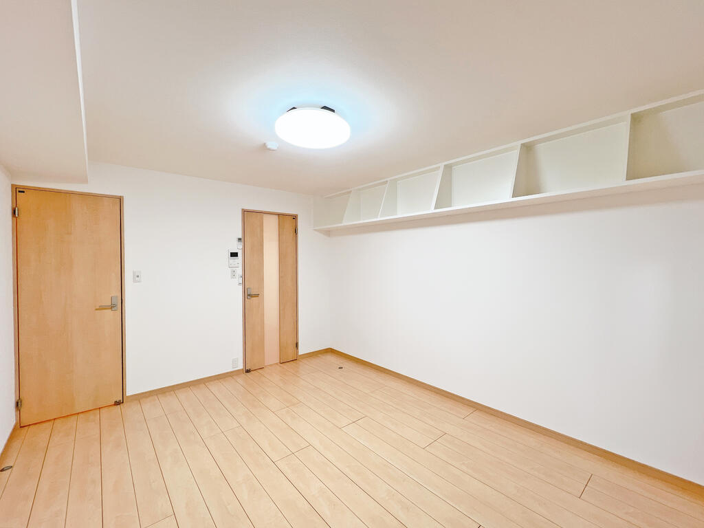 居室・リビング　105は南向きの角部屋！収納スペース豊富◎