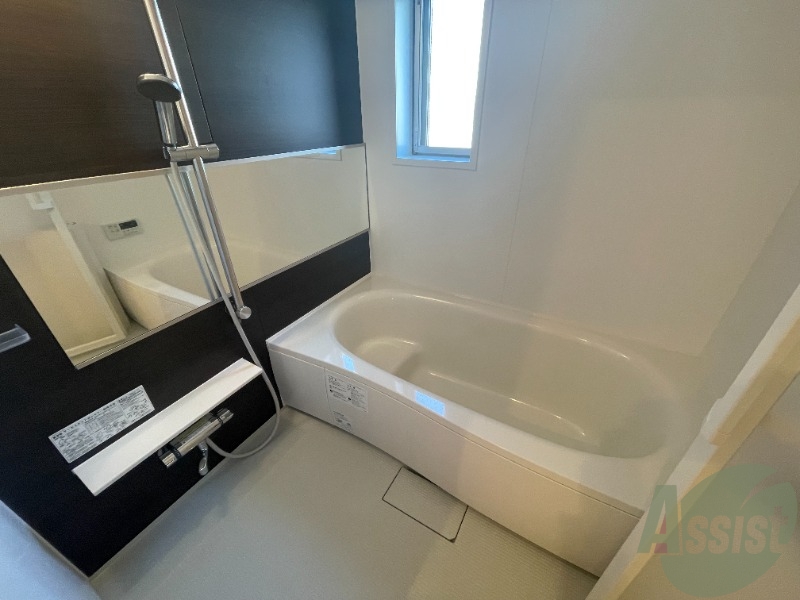 バス・シャワールーム　お風呂ものびのび入れるゆったりサイズ。