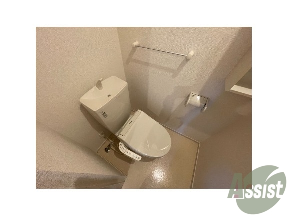 トイレ　トイレには温水洗浄付きで程よい広さ。