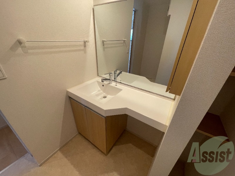 洗面設備　洗面は横長で物を置くスペースも充実です。