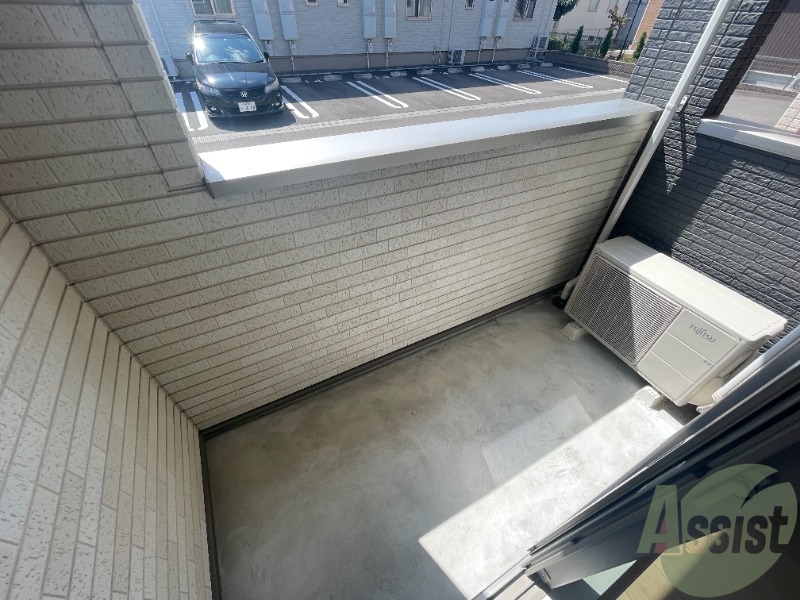 バルコニー　バルコニーは一階について日当たりはまぁまぁかな。