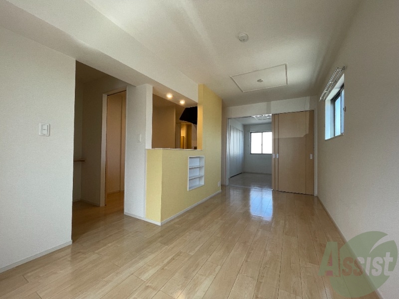 居室・リビング　リビングはクロスも分かれデザインに「こだわりを感じます。