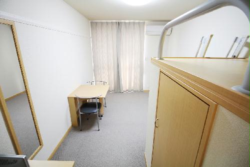 居室・リビング　お部屋の扉を開けると、こんな感じです。