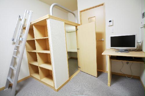 収納　ベッド下は本棚だけでなく、ウォークインクローゼットも！